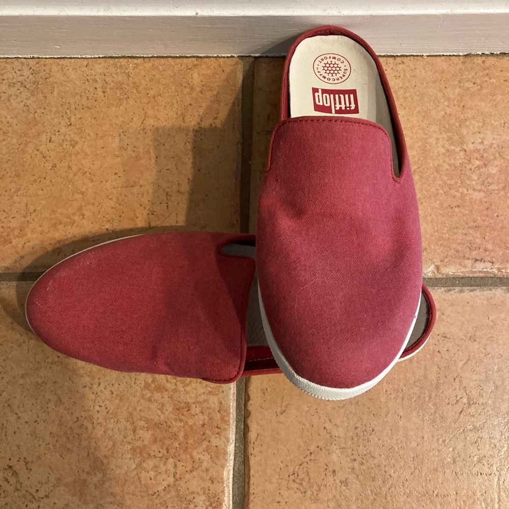 Adorable NEW Fitflops with open back